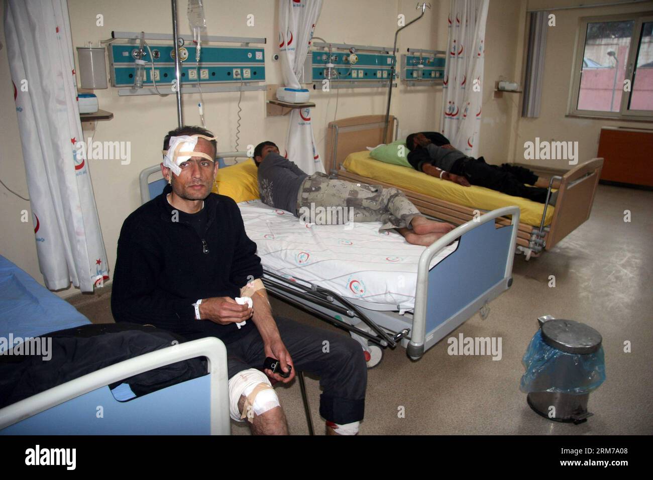 (140220) -- KILIS(TURKEY), Feb. 20, 2014 (Xinhua) -- Wounded people are seen at a hospital in southern Turkish province of Kilis, Feb. 20, 2014. At least 24 people were killed and many others wounded on Thursday in a strong explosion near Syrian- Turkish border in Kilis province in southern Turkey, private Dogan news agency reported. (Xinhua/Mert Macit) TURKEY-KILIS-SYRIAN BORDER-BLAST PUBLICATIONxNOTxINxCHN   Turkey Feb 20 2014 XINHUA Wounded Celebrities are Lakes AT a Hospital in Southern Turkish Province of  Feb 20 2014 AT least 24 Celebrities Were KILLED and MANY Others Wounded ON Thursday Stock Photo