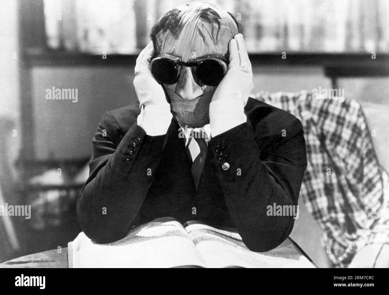 CLAUDE RAINS in THE INVISIBLE MAN (1933), directed by JAMES WHALE. Credit: UNIVERSAL PICTURES / Album Stock Photo