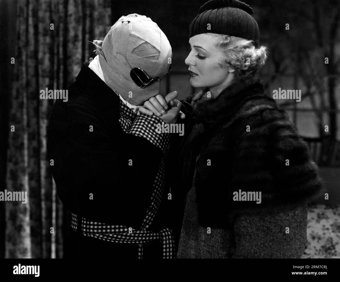 GLORIA STUART and CLAUDE RAINS in THE INVISIBLE MAN (1933), directed by JAMES WHALE. Credit: UNIVERSAL PICTURES / Album Stock Photo