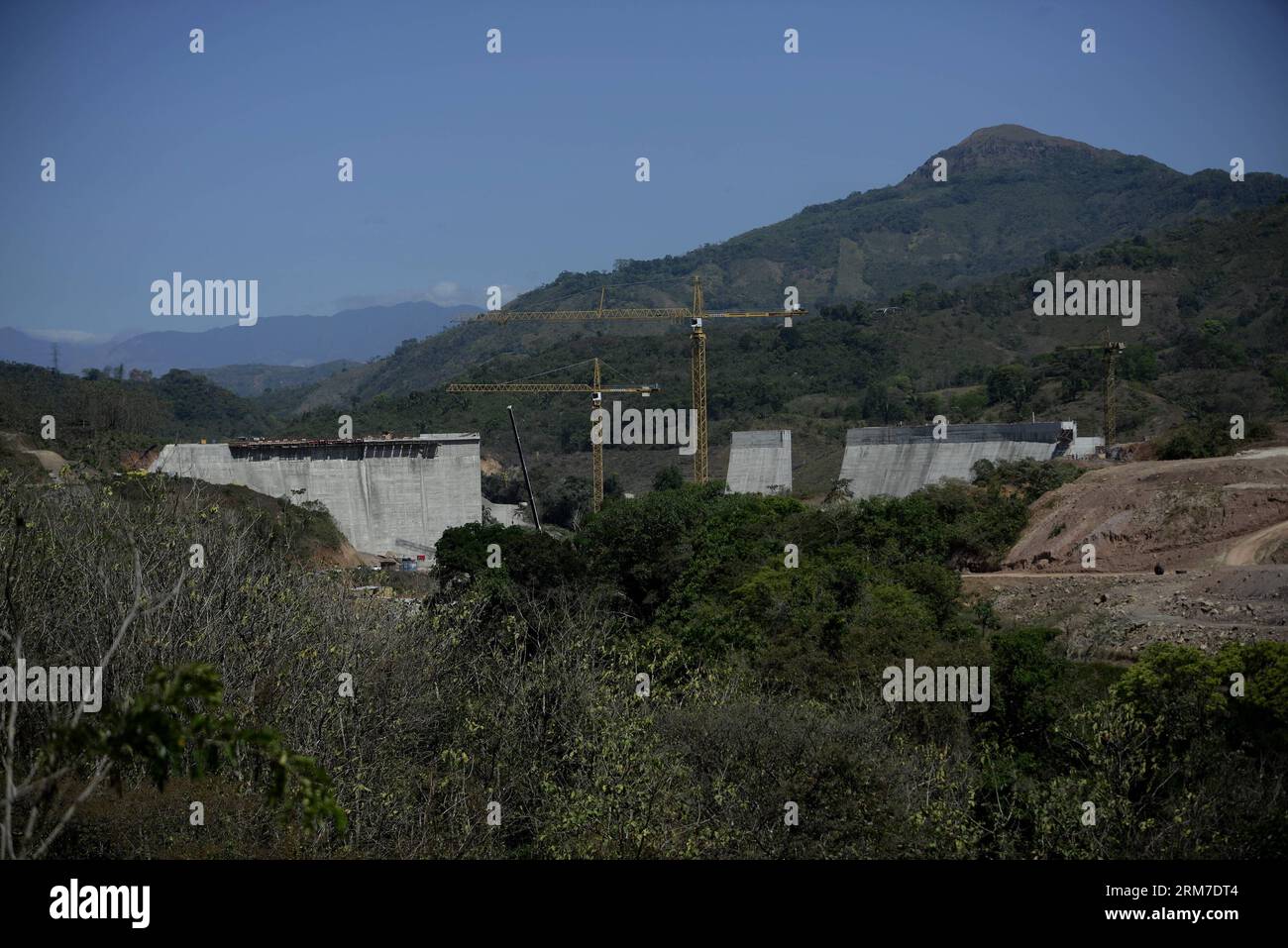 The hydroelectric project Barro Blanco is seen in Tole town, adjacent to the Ngabe Bugle indigenous region, 450 km west of Panama City, capital of Panama, on Feb. 26, 2014. The Ngabe Bugle indigenous region is located in the western region of Panama, and covers an area of 6,968 square km, with 91 per cent of its population living in extreme poverty. Native leaders of the Ngabe Bugle region declared a national alert , because of the eviction notice issued by a company which is developing the hydro-electric project Barro Blanco . The project will use the water from Tabasara river in Chiriqui pro Stock Photo