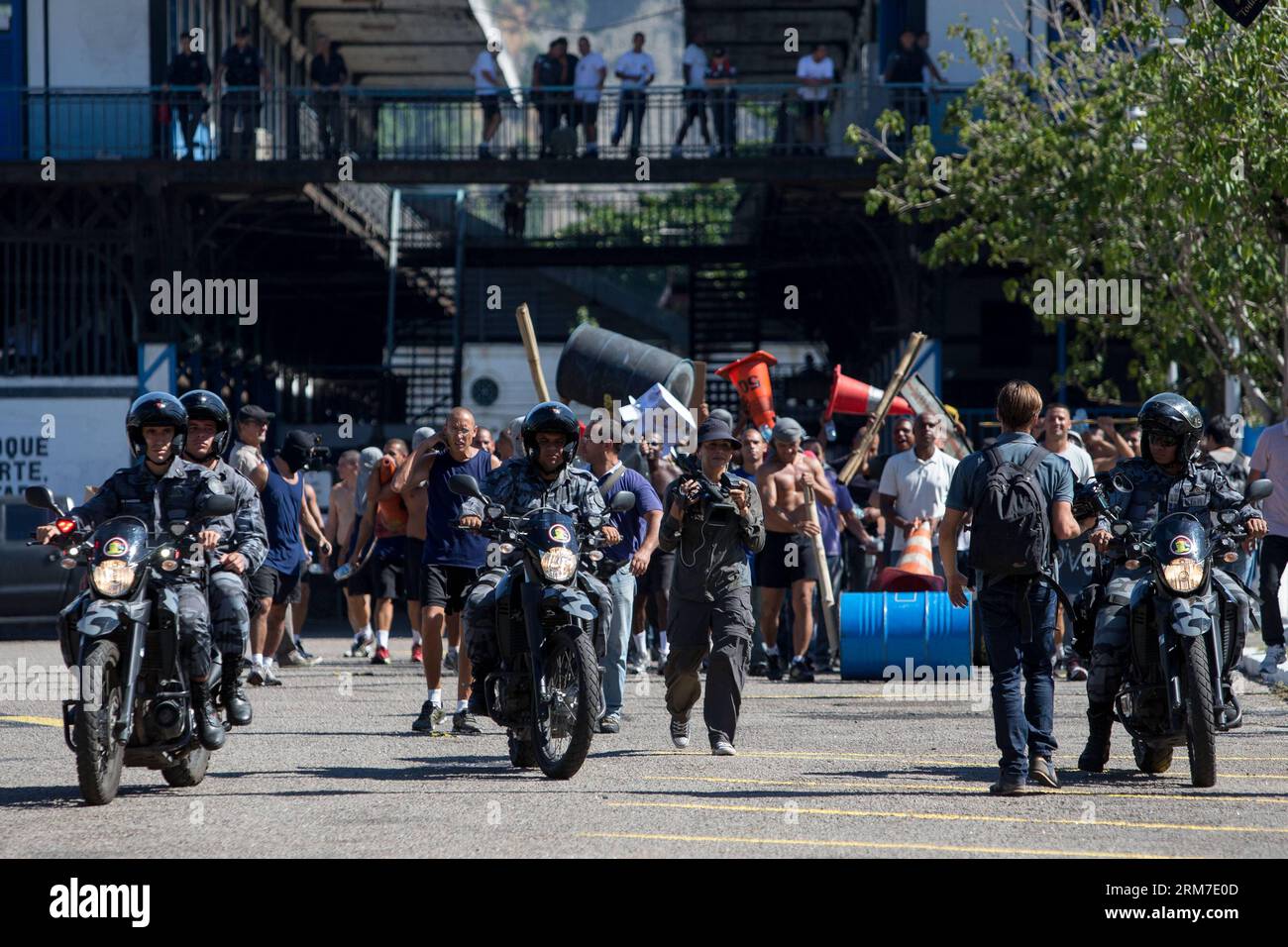 Demonstrating mobs acted by police officers are guided by police riders during a drill in Rio de Janeiro, Brazil, Feb. 26, 2014. An anti-violence drill was conducted by the military police here on Wednesday to prepare for the upcoming carnival and the 2014 FIFA World Cup finals. (Xinhua/Xu Zijian) BRAZIL-RIO DE JANEIRO-ANTI-VIOLENCE DRILL PUBLICATIONxNOTxINxCHN   demonstrating mobs acted by Police Officers are Guided by Police Riders during a Drill in Rio de Janeiro Brazil Feb 26 2014 to Anti Violence Drill what conducted by The Military Police Here ON Wednesday to prepare for The upcoming Car Stock Photo