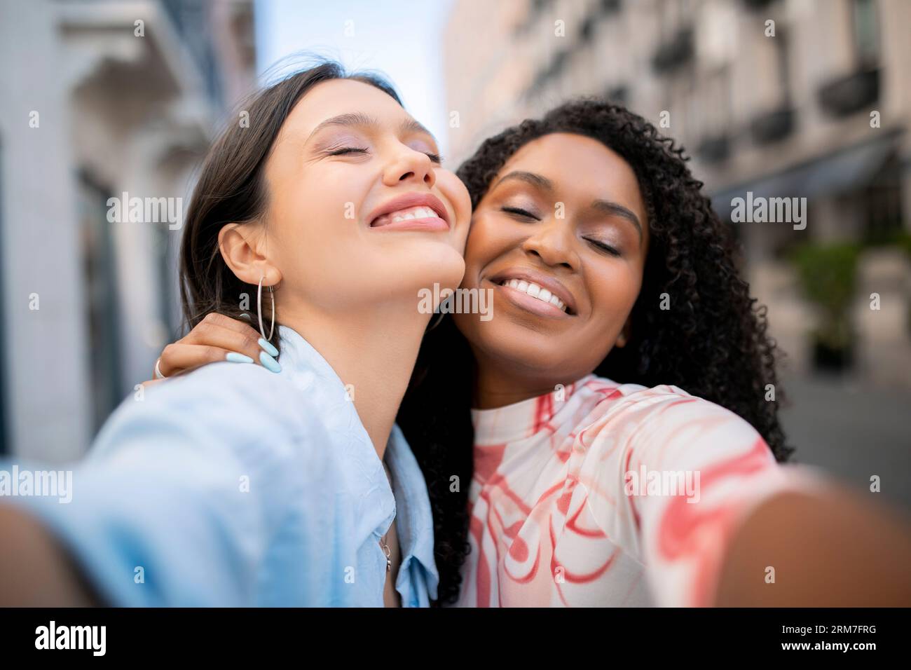 Two people posing for picture hi-res stock photography and images - Alamy