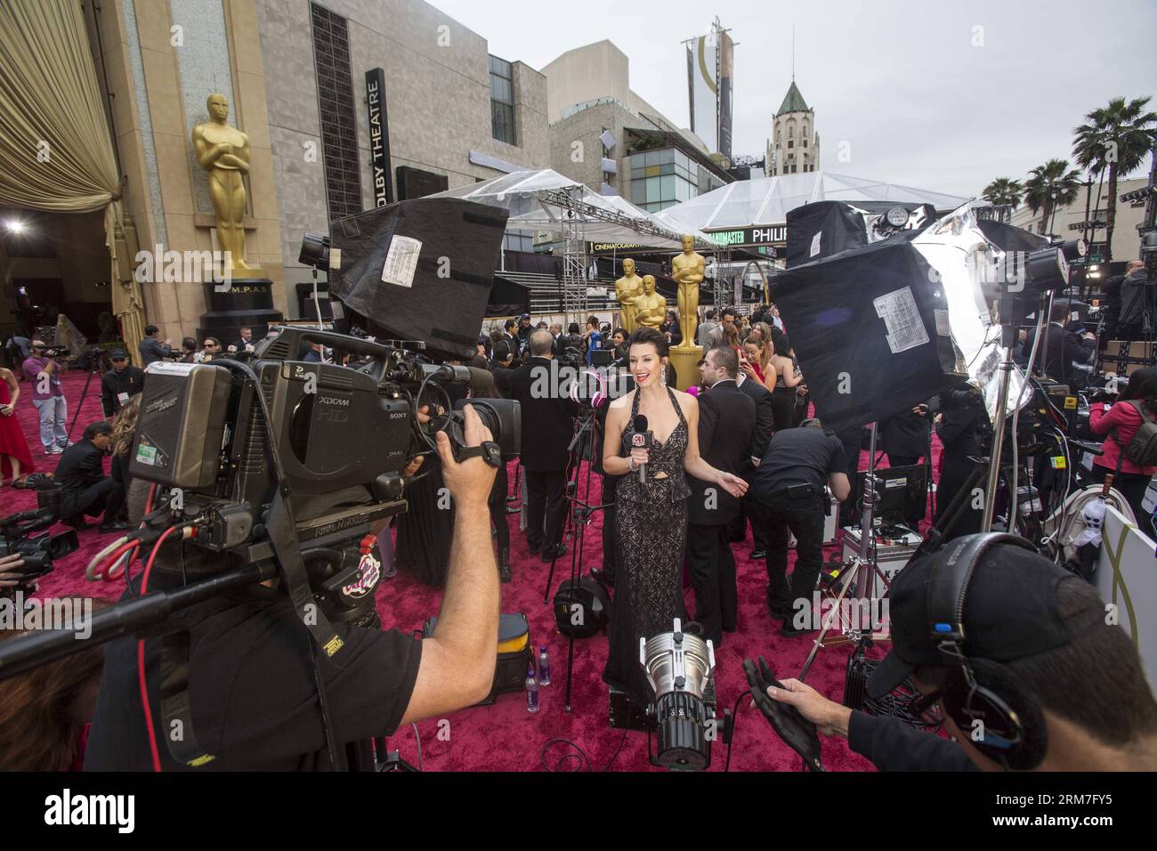 Journalists take positions in the red carpet arrival area outside the Dolby Theatre Dolby Theater before the 86th Academy Awards in Los Angeles, March 2, 2014. (Xinhua/Zhao Hanrong) US-LOS ANGELES-OSCARS PUBLICATIONxNOTxINxCHN   Journalists Take POSITIONS in The Red Carpet Arrival Area outside The Dolby Theatre Dolby Theatre Before The 86th Academy Awards in Los Angeles March 2 2014 XINHUA Zhao  U.S. Los Angeles Oscars PUBLICATIONxNOTxINxCHN Stock Photo