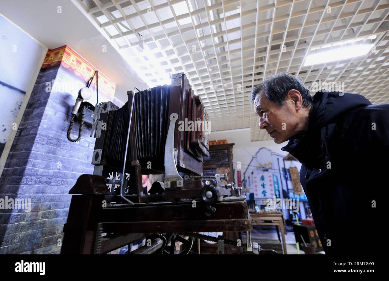 (140227) -- SHENYANG, Feb. 27, 2014 (Xinhua) -- A visitor views an old-fashioned camera at the City Memory Museum in Shenyang, capital of northeast China s Liaoning Province, Feb. 27, 2014. Shenyang s City Memory Museum opened to visitors for free recently. Nearly ten thousand exhibits are displayed at the museum to present the history and folk culture of Shenyang. (Xinhua/Zhang Wenkui) (zgp) CHINA-SHENYANG-CITY MEMORY MUSEUM (CN) PUBLICATIONxNOTxINxCHN   Shenyang Feb 27 2014 XINHUA a Visitor Views to Old fashioned Camera AT The City Memory Museum in Shenyang Capital of Northeast China S Liaon Stock Photo
