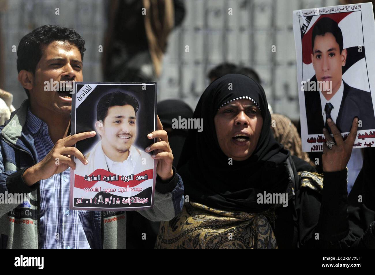 (140318) -- SANAA, March 18, 2014 (Xinhua) -- Yemeni people hold pictures of slain anti-government protesters in Sanaa, Yemen, on March 18, 2014, as they commemorate the third anniversary of an attack on anti-government protesters in a protest against former Yemeni President Ali Abdullah Saleh that left more than 50 people dead and about 400 others wounded in 2011.(Xinhua/Mohammed Mohammed) YEMEN-SANAA-PROTEST PUBLICATIONxNOTxINxCHN   Sanaa March 18 2014 XINHUA Yemeni Celebrities Hold Pictures of Slain Anti Government protesters in Sanaa Yemen ON March 18 2014 As They commemorate The Third Ann Stock Photo