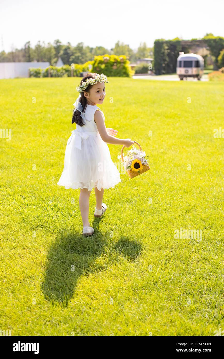 Wedding flower girl rear view hi-res stock photography and images - Alamy