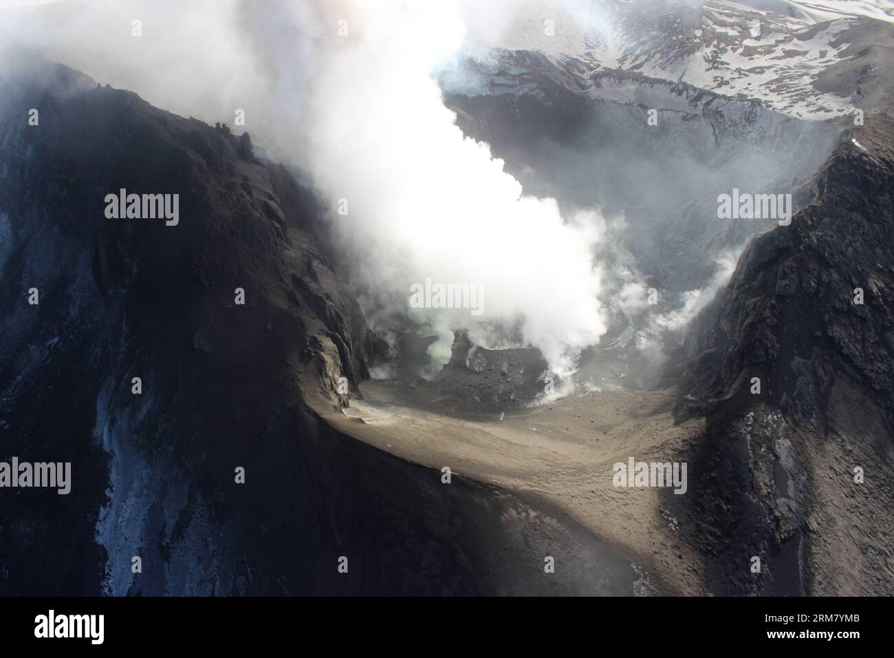 (140320) -- BIOBIO REGION, March 20, 2014 (Xinhua) -- Image taken on May 24, 2013, provided by Chile s National Service of Geology and Mining (SERNAGEOMIN) and Chile s National Emergency Office (ONEMI), shows Copahue volcano spewing ash in Biobio Region, Chile. The Copahue volcano with 3,000 meters high is located in the Andes mountain range. On Thursday the ONEMI decreed that the activity of the volcano is at Orange Level, which means that could erupt in a time not determined. Specifically the institution reported that the monitoring station installed in the area recorded an increase in volca Stock Photo