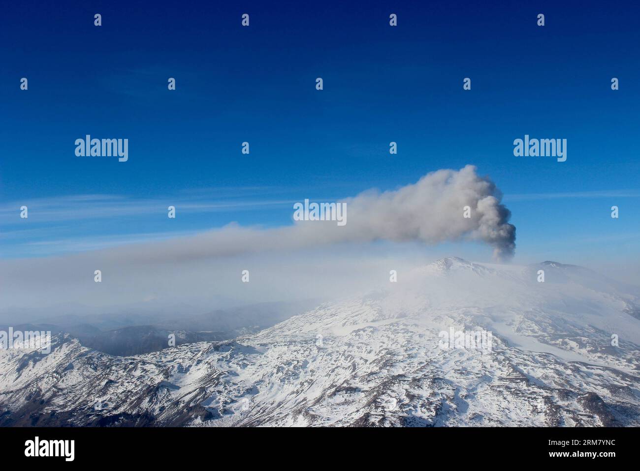 (140321) -- BIOBIO REGION, March 21, 2014 (Xinhua) -- Image taken on May 24, 2013, provided by Chile s National Service of Geology and Mining (SERNAGEOMIN) and Chile s National Emergency Office (ONEMI), shows Copahue volcano spewing ash in Biobio Region, Chile. The Copahue volcano with 3,000 meters high is located in the Andes mountain range. On Thursday the ONEMI decreed that the activity of the volcano is at Orange Level, which means that could erupt in a time not determined. Specifically the institution reported that the monitoring station installed in the area recorded an increase in volca Stock Photo