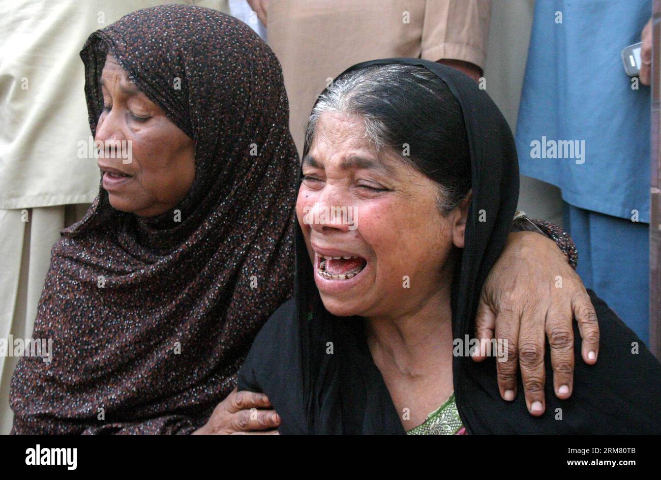 (140322) -- KARACHI, March 22, 2014 (Xinhua) -- A woman mourns over the death of her relative at a hospital in southern Pakistani port city of Karachi, March 22, 2014. At least 40 people were killed and many others injured when two passenger vans rammed into an oil tanker in southwestern Pakistan on Saturday morning, local media reported. (Xinhua/Arshad)(ctt) PAKISTAN-KARACHI-ROAD ACCIDENT PUBLICATIONxNOTxINxCHN   Karachi March 22 2014 XINHUA a Woman  Over The Death of her relative AT a Hospital in Southern Pakistani Port City of Karachi March 22 2014 AT least 40 Celebrities Were KILLED and MA Stock Photo