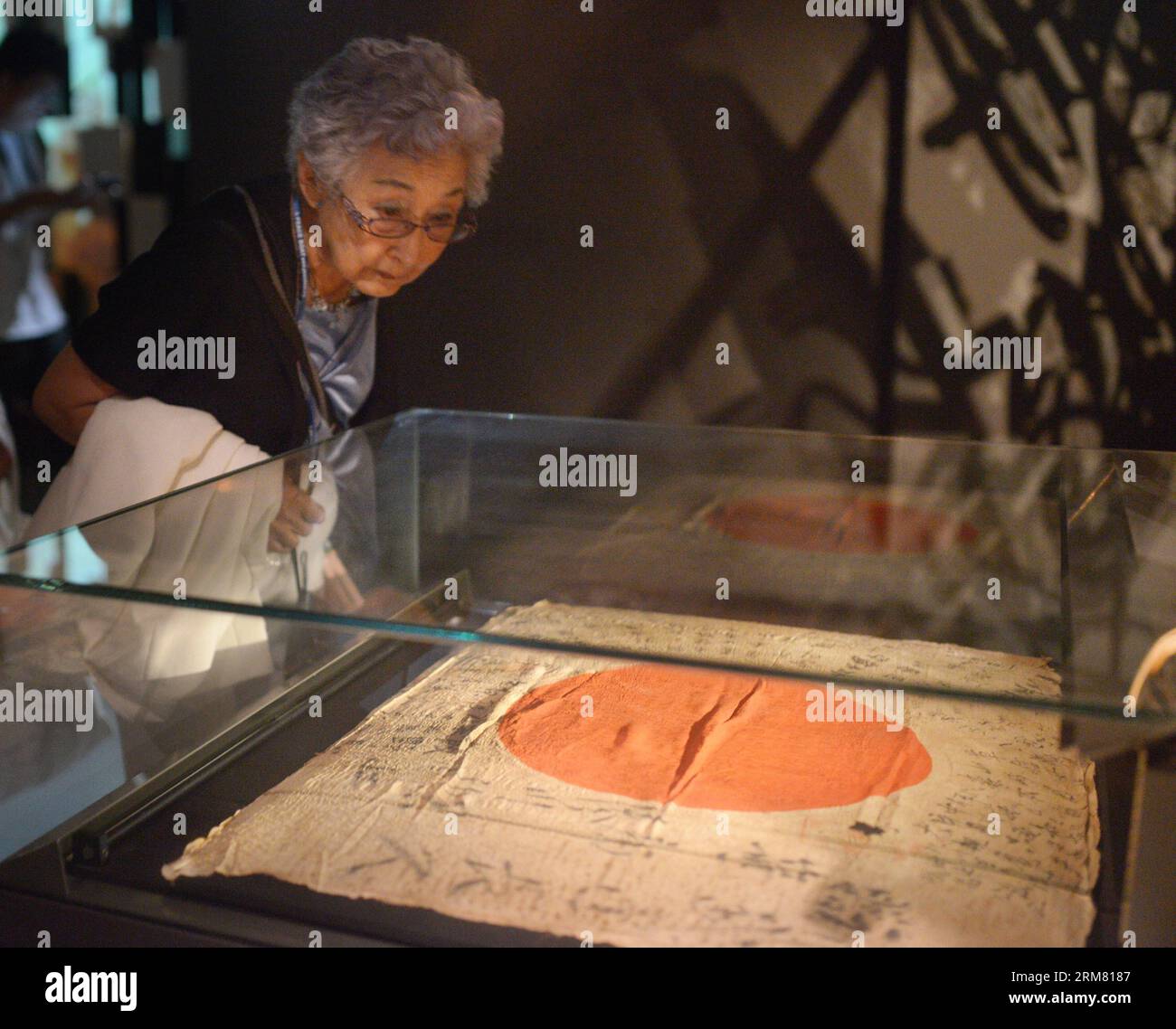 A surviving victim of the atomic bombings of Hiroshima and Nagasaki visit the Singapore National Museum in Singapore, March 23, 2014. (Xinhua/Then Chih Wey) SINGAPORE-JAPAN-ATOMIC BOMB SURVIVOR PUBLICATIONxNOTxINxCHN   a SURVIVING Victim of The Atomic bombings of Hiroshima and Nagasaki Visit The Singapore National Museum in Singapore March 23 2014 XINHUA Then Chih Wey Singapore Japan Atomic Bomb Survivor PUBLICATIONxNOTxINxCHN Stock Photo