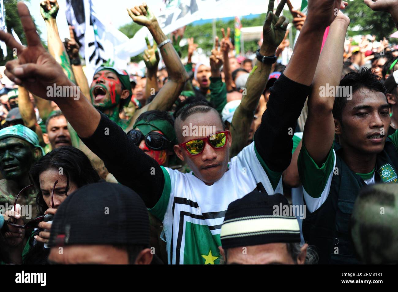 (140324) -- JAKARTA, March 24, 2014 (Xinhua) -- Supporters of Nation Awakening Party (PKB) take part in a campaign rally in Jakarta, Indonesia, March 24, 2014. Indonesia is to hold direct legislative elections on April 9 and direct presidential polls on July 9. (Xinhua/Zulkarnain) INDONESIA-JAKARTA-ELECTION CAMPAIGN PUBLICATIONxNOTxINxCHN   Jakarta March 24 2014 XINHUA Supporters of Nation Awakening Party PKB Take Part in a Campaign Rally in Jakarta Indonesia March 24 2014 Indonesia IS to Hold Direct Legislature Elections ON April 9 and Direct Presidential Polls ON July 9 XINHUA  Indonesia Jak Stock Photo
