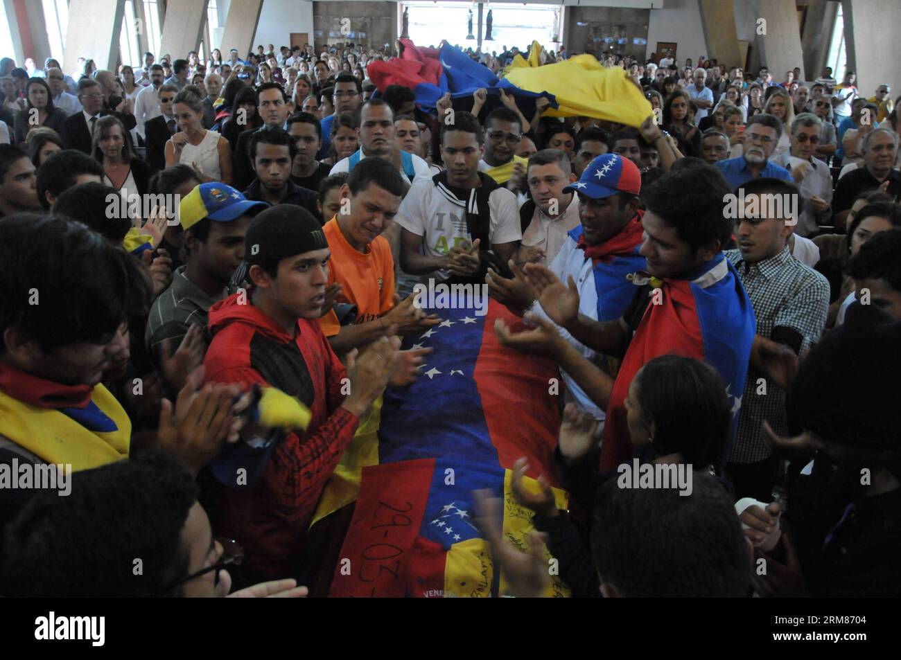 People attend the funeral of Roberto Annese at the Claret Church in the city of Maracaibo, capital of Zulia state, Venezuela, on March 31, 2014. Roberto Annese died on March 29, during the clashes between public officials and opposition demonstrators. (Xinhua/Cristian Hernandez) (jp) (ah) VENEZUELA-MARACAIBO-SOCIETY-FUNERAL PUBLICATIONxNOTxINxCHN   Celebrities attend The Funeral of Roberto  AT The Claret Church in The City of Maracaibo Capital of  State Venezuela ON March 31 2014 Roberto  died ON March 29 during The clashes between Public Officials and Opposition demonstrator XINHUA Cristian H Stock Photo