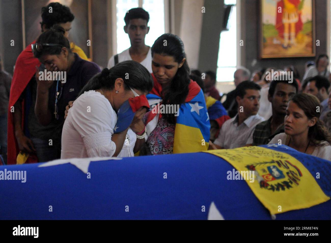 People attend the funeral of Roberto Annese at the Claret Church in the city of Maracaibo, capital of Zulia state, Venezuela, on March 31, 2014. Roberto Annese died on March 29, during the clashes between public officials and opposition demonstrators. (Xinhua/Cristian Hernandez) (jp) (ah) VENEZUELA-MARACAIBO-SOCIETY-FUNERAL PUBLICATIONxNOTxINxCHN   Celebrities attend The Funeral of Roberto  AT The Claret Church in The City of Maracaibo Capital of  State Venezuela ON March 31 2014 Roberto  died ON March 29 during The clashes between Public Officials and Opposition demonstrator XINHUA Cristian H Stock Photo