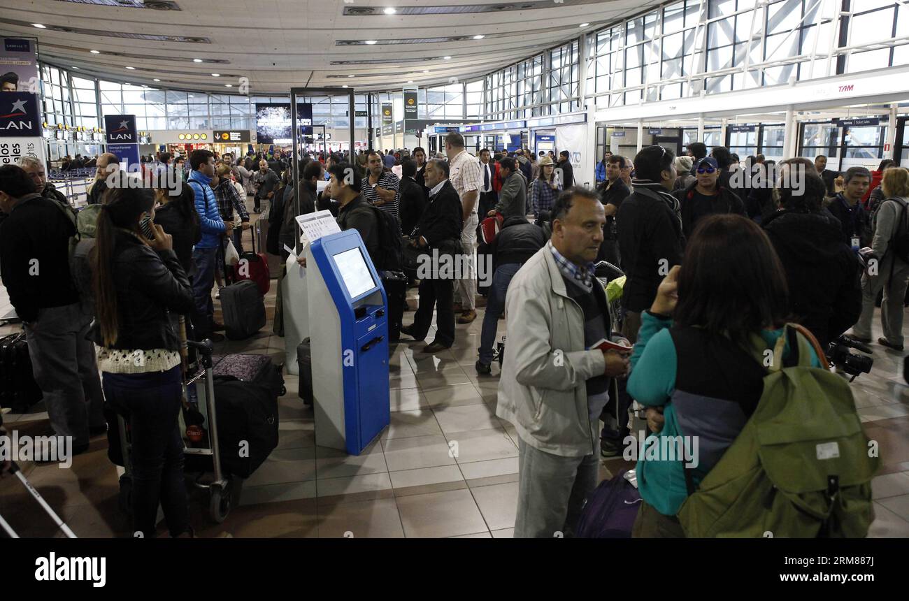 (140402) -- SANTIAGO, April 2, 2014 (Xinhua) -- People wait at the Arturo Merino Benitez Airport as flights are cancelled following an earthquake in Santiago, capital of Chile, on April 2, 2014. An 8.2-magnitude earthquake hit off the northern coast of Chile Tuesday, leaving five people dead and three severely injured, while thousands of people have been evacuated due to a tsunami alert. (Xinhua/Sebastian Rodriguez/Agencia Uno) (djj) CHILE-SANTIAGO-EARTHQUAKE PUBLICATIONxNOTxINxCHN   Santiago April 2 2014 XINHUA Celebrities Wait AT The Arturo Merino Benitez Airport As Flights are cancelled fol Stock Photo