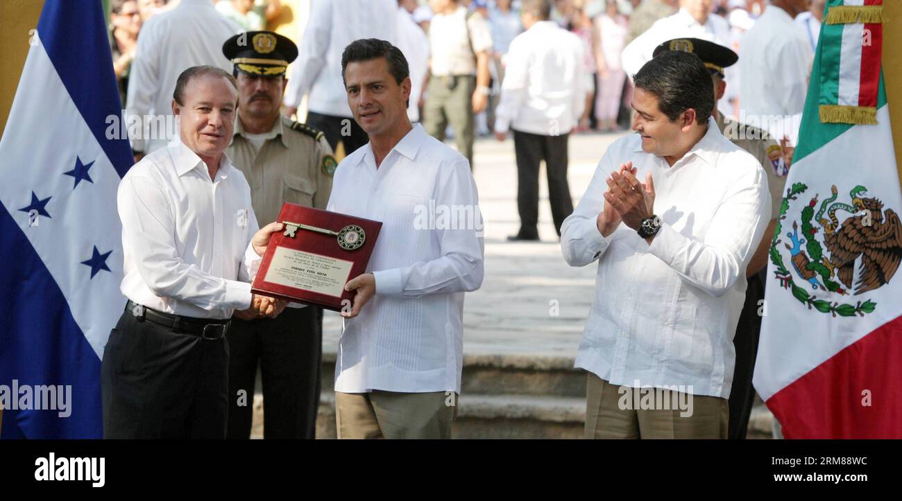 COMAYAGUA, April 2, 2014 (Xinhua) -- Image provided by the Mexican Presidency shows Mexican President Enrique Pena Nieto (front C) receiving the key of the city from Comayagua s Mayor Carlos Miranda Canales (L) as Honduran President Juan Orlando Hernandez (R) stands by in Comayugua city, north of Tegucigalpa, Honduras, on April 2, 2014. Enrique Pena Nieto arrived in Honduras on Wednesday, to sign a joint declaration of cooperation on migration, commerce, security and tourism with his Honduran counterpart Juan Orlando Hernandez. (Xinhua/Mexico s Presidency) (da) HONDURAS-COMAYAGUA-MEXICO-POLITI Stock Photo