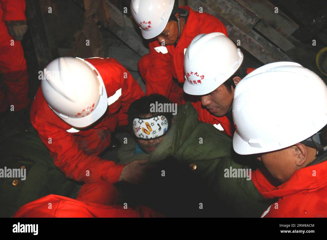 (140405) -- HUNCHUN, April 5, 2014 (Xinhua) -- Rescuers carry a trapped worker out of a collapsed railway tunnel in Hunchun, northeast China s Jilin Province, April 5, 2014. A tunnel of the Jilin-Hunchun High-Speed Railway, which is under construction, collapsed at around 2:00 a.m. Wednesday, leaving 12 workers trapped. All of the 12 workers have been rescued by 3:30 p.m. Saturday. (Xinhua/Lin Hong) (wjq) CHINA-JILIN-HUNCHUN-RAILWAY TUNNEL-COLLAPSE-RESCUE (CN) PUBLICATIONxNOTxINxCHN   Hunchun April 5 2014 XINHUA Rescue Carry a Trapped Worker out of a Collapsed Railway Tunnel in Hunchun Northea Stock Photo