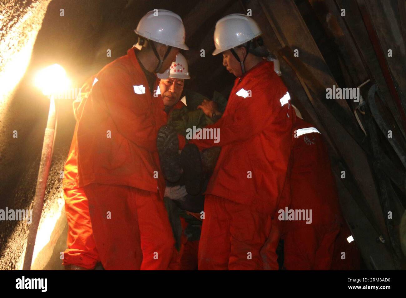 (140405) -- HUNCHUN, April 5, 2014 (Xinhua) -- Rescuers carry a trapped worker out of a collapsed railway tunnel in Hunchun, northeast China s Jilin Province, April 5, 2014. A tunnel of the Jilin-Hunchun High-Speed Railway, which is under construction, collapsed at around 2:00 a.m. Wednesday, leaving 12 workers trapped. All of the 12 workers have been rescued by 3:30 p.m. Saturday. (Xinhua/Lin Hong) (wjq) CHINA-JILIN-HUNCHUN-RAILWAY TUNNEL-COLLAPSE-RESCUE (CN) PUBLICATIONxNOTxINxCHN   Hunchun April 5 2014 XINHUA Rescue Carry a Trapped Worker out of a Collapsed Railway Tunnel in Hunchun Northea Stock Photo