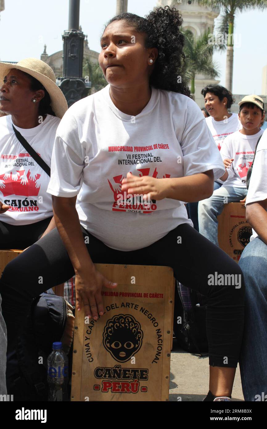 (140406) -- LIMA,   -- A resident participates in the Peruvian Cajon International Festival at Armas Square, in Lima City, capital of Peru, on April 5, 2014. The festival is held in Lima since 2008, obtaining the Guinness Record three times (2009, 2012 and 2013) on the Largest Cajon Ensemble category, according to local press. (Xinhua/Luis Camacho) (rh) PERU-LIMA-SOCIETY-FESTIVAL PUBLICATIONxNOTxINxCHN   Lima a Resident participates in The Peruvian Cajon International Festival AT Armas Square in Lima City Capital of Peru ON April 5 2014 The Festival IS Hero in Lima Since 2008 obtaining The Gui Stock Photo