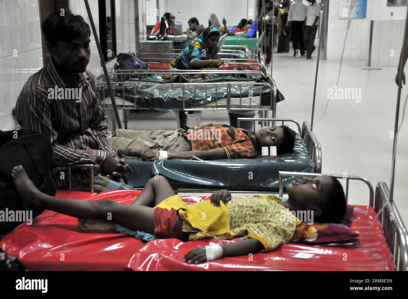 (140410) DHAKA, April 10, 2014 (Xinhua) Diarrhea patients receive