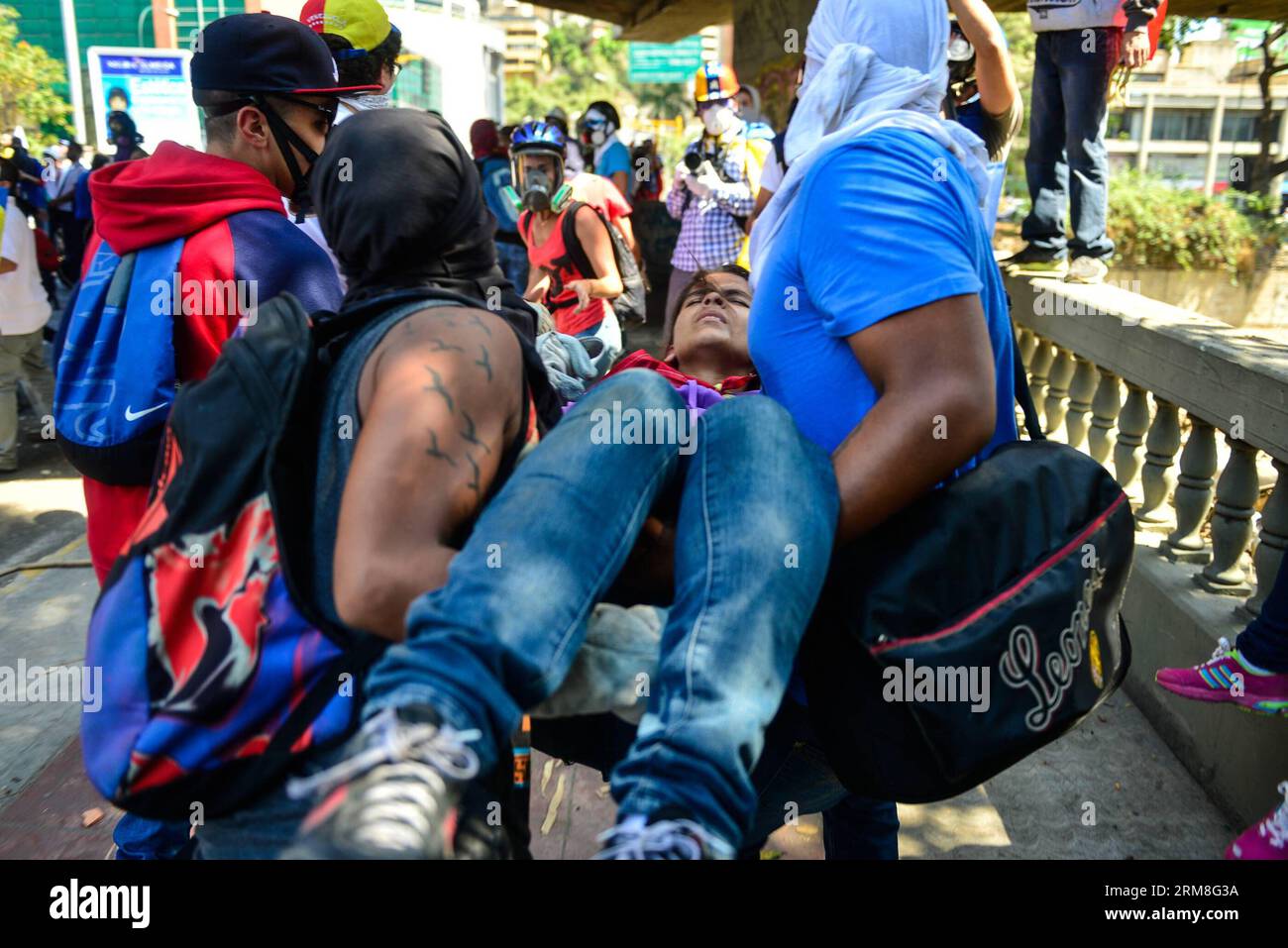 Demonstrators carry an injured person during an anti-government protest in Las Mercedes, Caracas, Venezuela, on April 12, 2014. (Xinhua/Carlos Becerra) (fnc) VENEZUELA-CARACAS-SOCIETY-PROTEST PUBLICATIONxNOTxINxCHN   demonstrator Carry to Injured Person during to Anti Government Protest in Las Mercedes Caracas Venezuela ON April 12 2014 XINHUA Carlos Becerra FNC Venezuela Caracas Society Protest PUBLICATIONxNOTxINxCHN Stock Photo