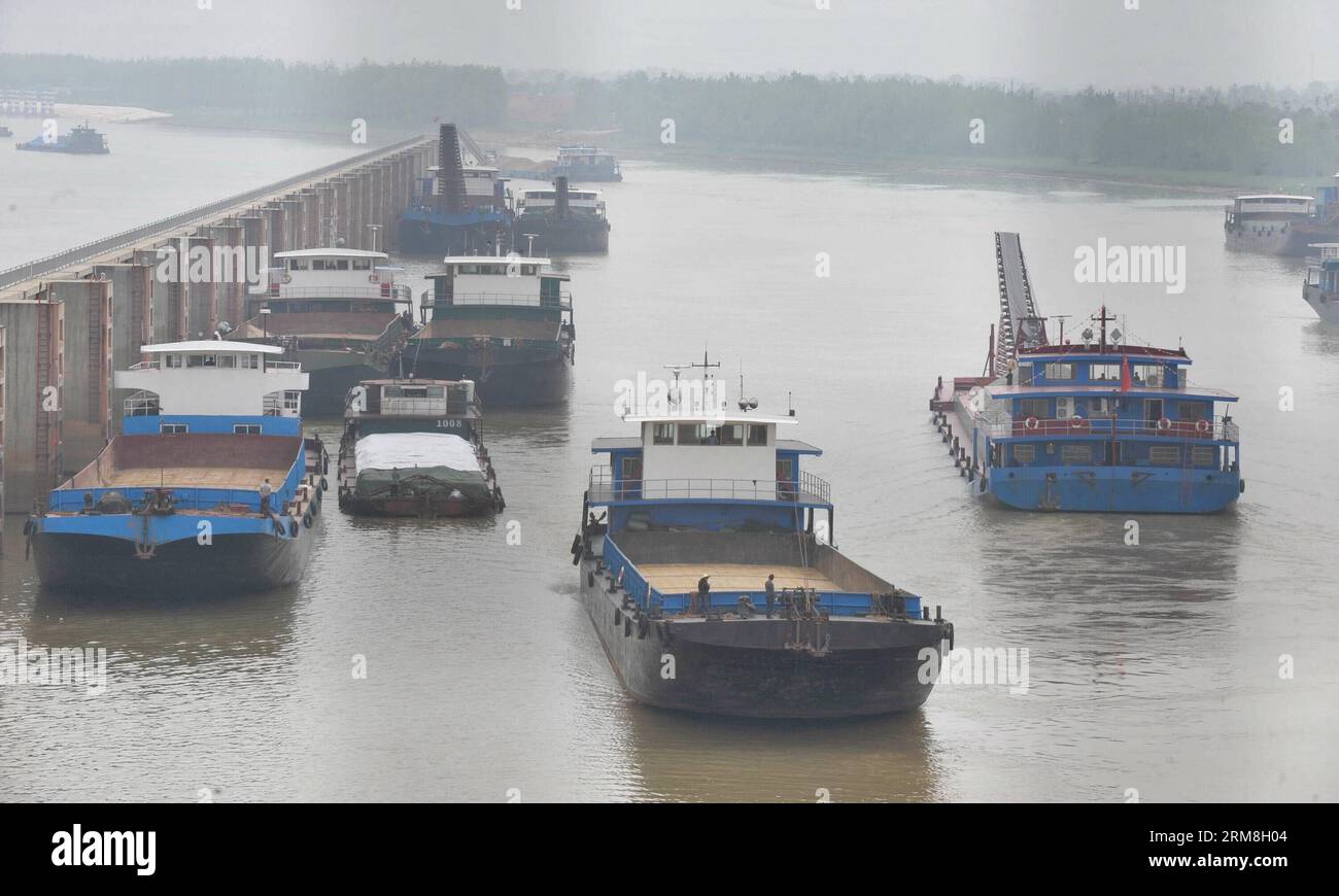 Ships run on the Xiangjiang River in Changsha, capital of central China s Hunan Province, April 14, 2014. The Xiangjiang River is a major water source for Hunan and runs 856 kilometers across the province into China s second-largest freshwater lake, the Dongting Lake. Many ships are seen on the Xiangjiang River as its water level has kept rising to 28.67 meters due to lingering rainfall. (Xinhua/Long Hongtao) (zc) CHINA-CHANGSHA-XIANGJIANG RIVER-SHIPPING RECOVERY (CN) PUBLICATIONxNOTxINxCHN   Ships Run ON The Xiang Jiang River in Changsha Capital of Central China S Hunan Province April 14 2014 Stock Photo