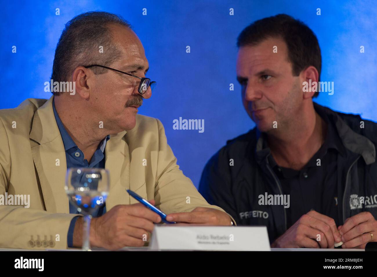 (140417) -- RIO DE JANEIRO, April 16, 2014 (Xinhua) --Brazilian minister of sports Aldo Rebelo (L) talks to Eduardo Paes, mayor of the city of Rio de Janeiro, in Rio de Janeiro, Brazil, April 16, 2014. A press conference was held here announcing the budget of Olympic and Paralympic Legacy on Wednesday. The budget reached some 24.1 billion Brazilian Reais (some 11 billion U.S. dollars) for improving the transportation, environment and other public services. (Xinhua/Xu Zijian) (SP) BRAZIL-RIO DE JANEIRO-OLYMPIC LEGACY-BUDGET PUBLICATIONxNOTxINxCHN   Rio de Janeiro April 16 2014 XINHUA Brazilian Stock Photo