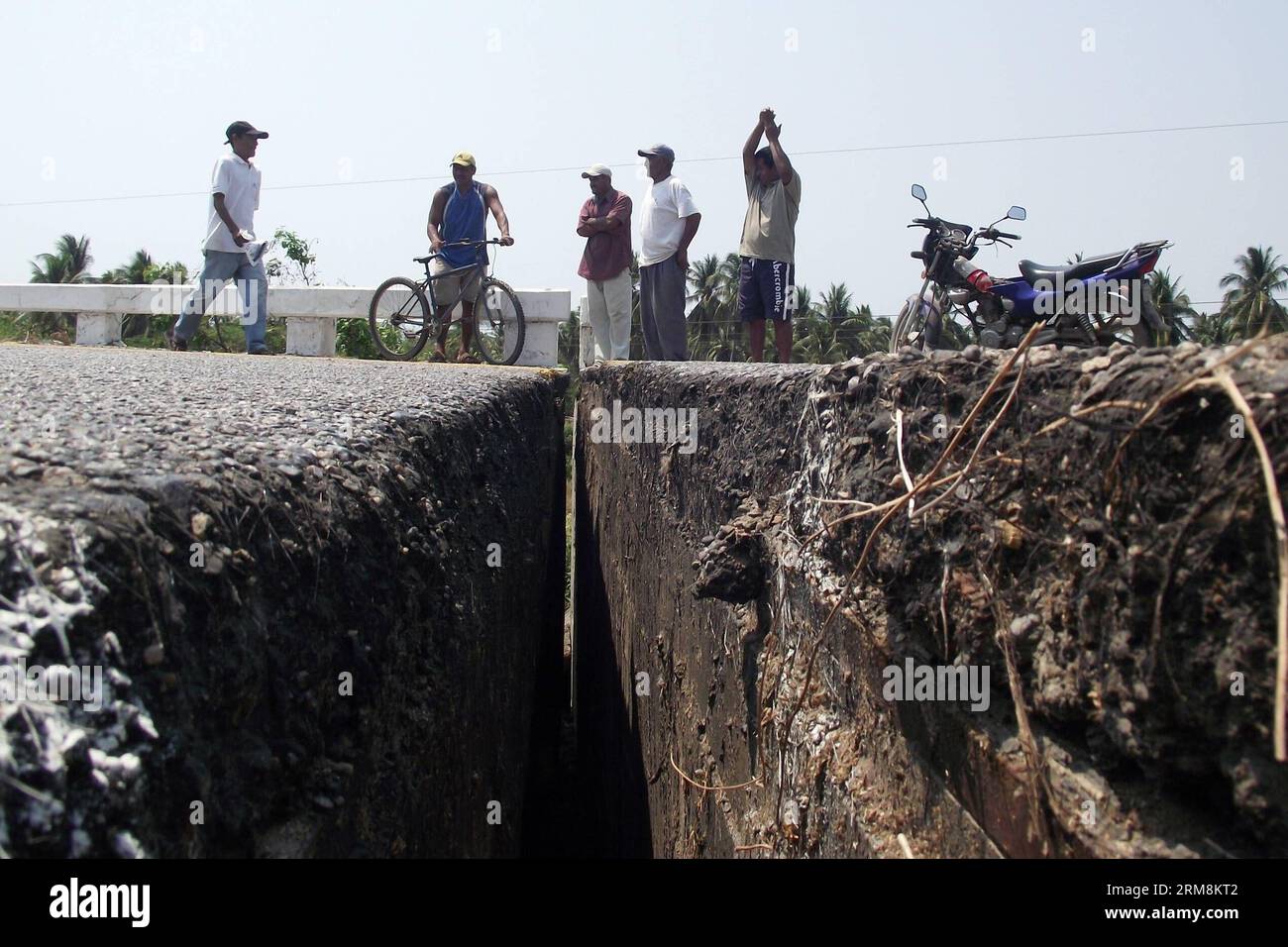 Earthquake road crack mexico hi-res stock photography and images - Alamy