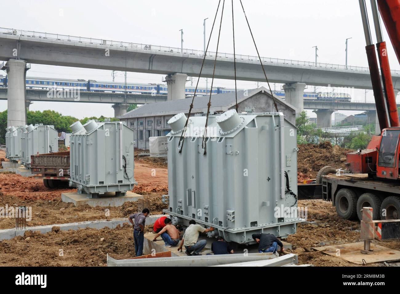 (140419) -- LONGYOU, April 19, 2014 (Xinhua) -- People work at a construction site of the Hangzhou-Changsha high-speed railway in Yiwu City, east China s Zhejiang Province, April 18, 2014. The 933-kilometer high-speed railway linking Hangzhou City and Changsha City is designed at a top speed of 350km/h. More than 90 percent of the electrification project in Zhejiang section has been completed so far. (Xinhua/Tan Jin) (wf) CHINA-ZHEJIANG-HIGH-SPEED RAIL-CONSTRUCTION (CN) PUBLICATIONxNOTxINxCHN   April 19 2014 XINHUA Celebrities Work AT a Construction Site of The Hangzhou Changsha High Speed Rai Stock Photo