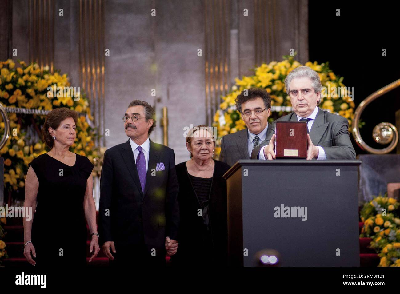 (140422) -- MEXICO CITY, April 21, 2014 (Xinhua) -- Rafael Tovar y de Teresa (R), president of the National Council for Culture and the Arts (Conaculta, for its acronym in Spanish), holds the urn with the remains of late Colombian writer Gabriel Garcia Marquez, next to Mercedes Barcha (C) widow of Garcia Marquez, and their sons Rodrigo Garcia Barcha (2nd R) and Gonzalo Garcia Barcha (2nd L) during a homage at the Palace of Fine Arts, in Mexico City, capital of Mexico, on April 21, 2014. (Xinhua/Pedro Mera) MEXICO-MEXICO CITY-COLOMBIA-CULTURE-GARCIA MARQUEZ PUBLICATIONxNOTxINxCHN   Mexico City Stock Photo
