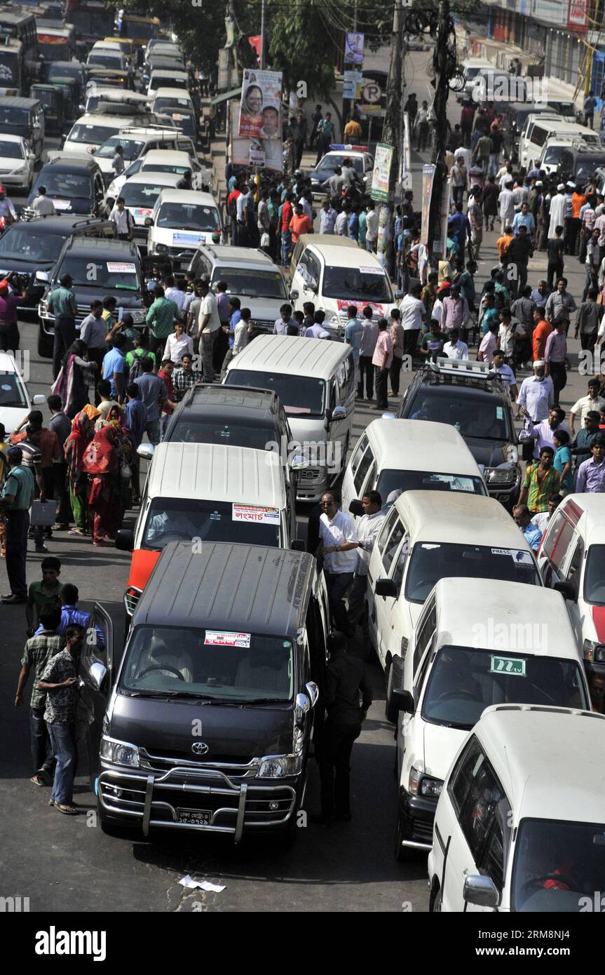 (140422) -- DHAKA, April 22, 2014 (Xinhua) -- A long queue of cars and jeeps is seen during a long march in Dhaka, Bangladesh, April 22, 2014. Demanding equitable share of common Teesta river water from India, Bangladesh Nationalist Party (BNP) started its two-day road march towards a barrage on Teesta river in an area bordering Lalmonirhat district, some 343 km northwest of Dhaka. (Xinhua/Shariful Islam) BANGLADESH-DHAKA-PROTEST PUBLICATIONxNOTxINxCHN   Dhaka April 22 2014 XINHUA a Long Queue of Cars and Jeeps IS Lakes during a Long March in Dhaka Bangladesh April 22 2014 demanding Equitable Stock Photo