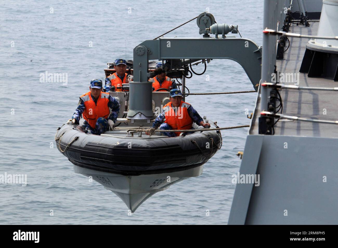 (140423) -- QINGDAO, April 23, 2014 (Xinhua) -- Chinese soldiers get ready for the rescue operation during the multi-country maritime exercises off the coast of Qingdao, east China s Shandong Province, April 23, 2014. Nineteen ships, seven helicopters and marine corps from eight countries including China, Bangladesh, Pakistan, Singapore, Indonesia, India, Malaysia and Brunei were organized into three task forces to conduct the exercises dubbed Maritime Cooperation - 2014 . (Xinhua/Zha Chunming) (mp) CHINA-QINGDAO-MULTI-COUNTRY MARITIME EXERCISES (CN) PUBLICATIONxNOTxINxCHN   Qingdao April 23 2 Stock Photo