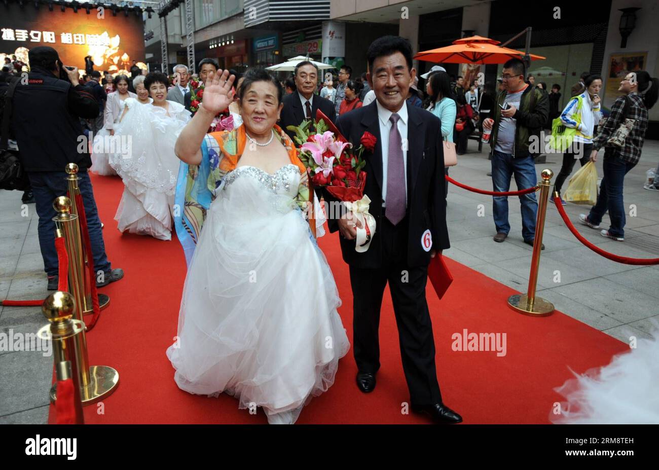 Marriage ceremony china hi-res stock photography and images - Page 4 - Alamy, image size:1300x927