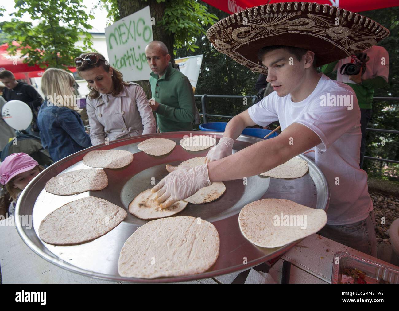(140426) ZAGREB, April 26, 2014 (Xinhua) A cook prepares Mexican