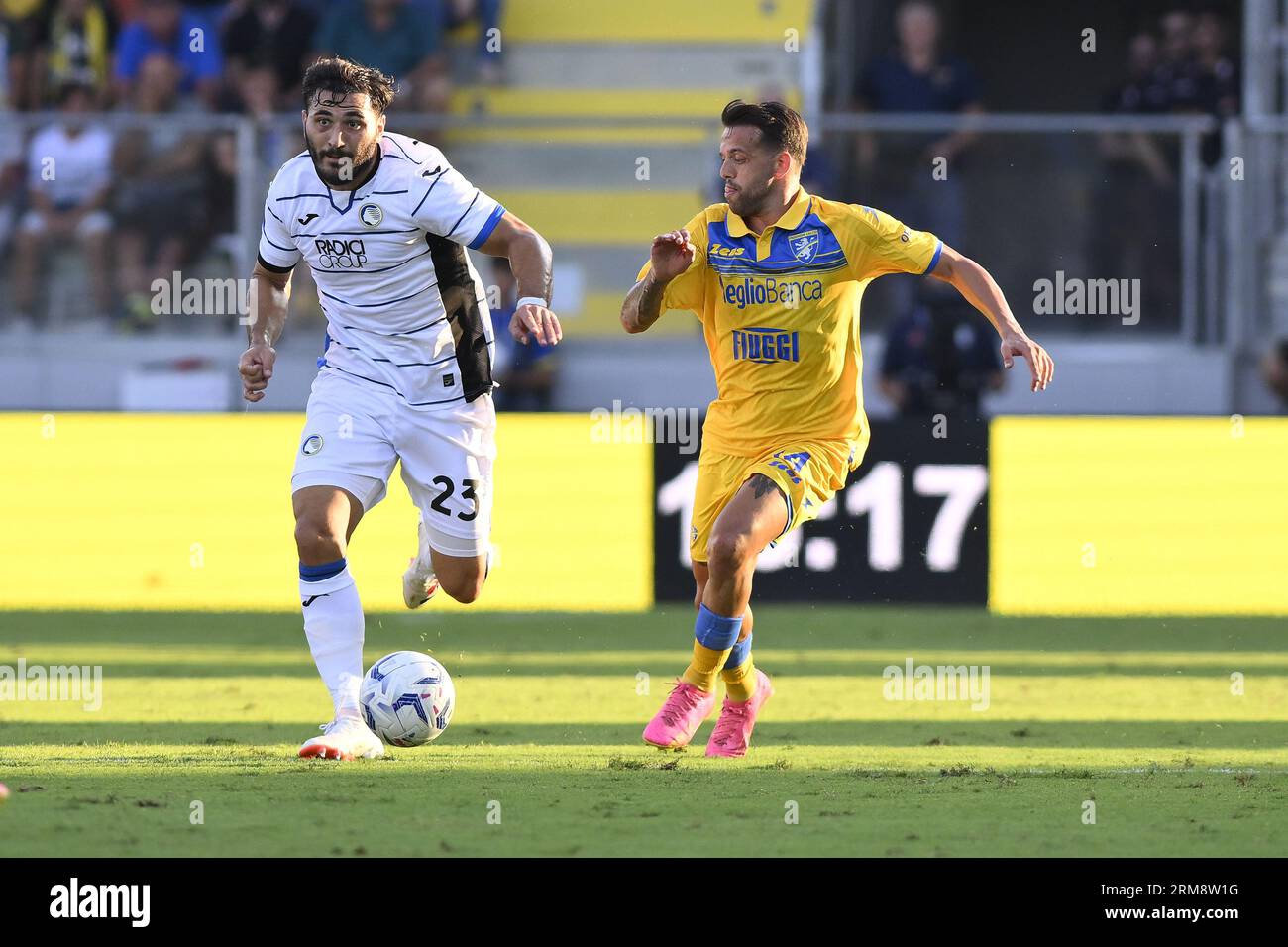 Frosinone, Italy. 26th Aug, 2023. Sead Kolasinac of Atalanta and Francesco Gelli of Frosinone Calcio during the 2nd matchday of Serie A between Frosinone Calcio - Atalanta Bergamasca Calcio on August 26, 2023 at Benito Stirpe Stadium in Frosinone, Italy. Credit: Independent Photo Agency/Alamy Live News Stock Photo