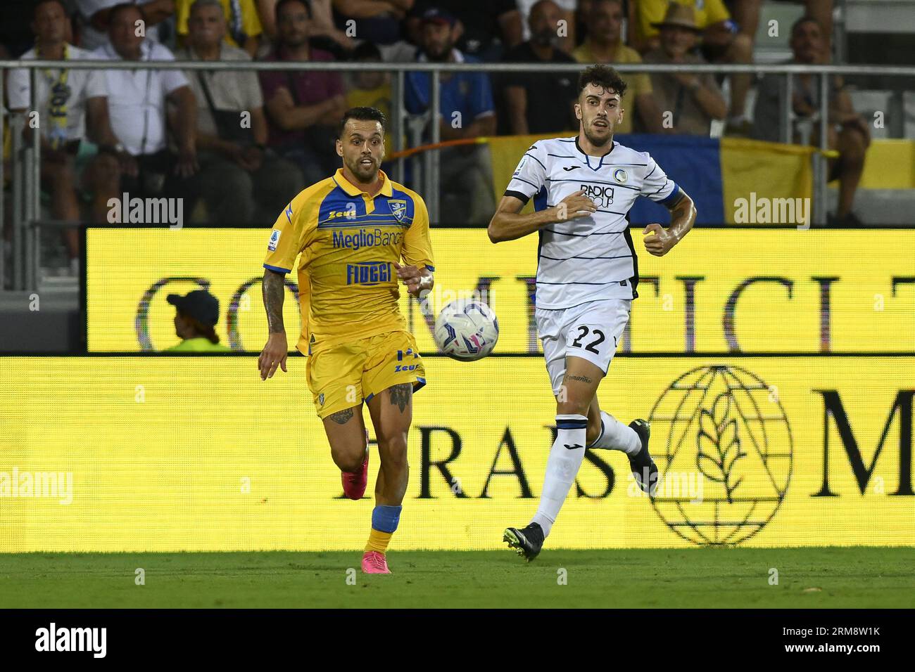 Frosinone, Italy. 26th Aug, 2023. Francesco Gelli of Frosinone Calcio and Matteo Ruggeri of Atalanta during the 2nd matchday of Serie A between Frosinone Calcio - Atalanta Bergamasca Calcio on August 26, 2023 at Benito Stirpe Stadium in Frosinone, Italy. Credit: Independent Photo Agency/Alamy Live News Stock Photo