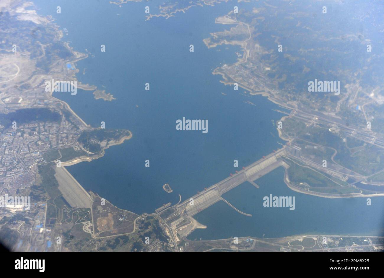 (140428) -- WUHAN, April 28, 2014 (Xinhua) -- This aerial photo taken on April 28, 2014 from an Airbus A319 passenger plane during a test run of Shennongjia s Hongping Airport shows the Three Gorges Dam on the Yangtze River in central China s Hubei Province. A test run was held Monday at Shennongjia s newly-built Hongping Airport, which is to officially open on May 8. The airport, situated at 2,580 meters above sea level, is the highest of its kind in central China. (Xinhua/Hao Tongqian) (lmm) CHINA-HUBEI-SHENNONGJIA-NEW AIRPORT-TEST RUN (CN) PUBLICATIONxNOTxINxCHN   Wuhan April 28 2014 XINHUA Stock Photo