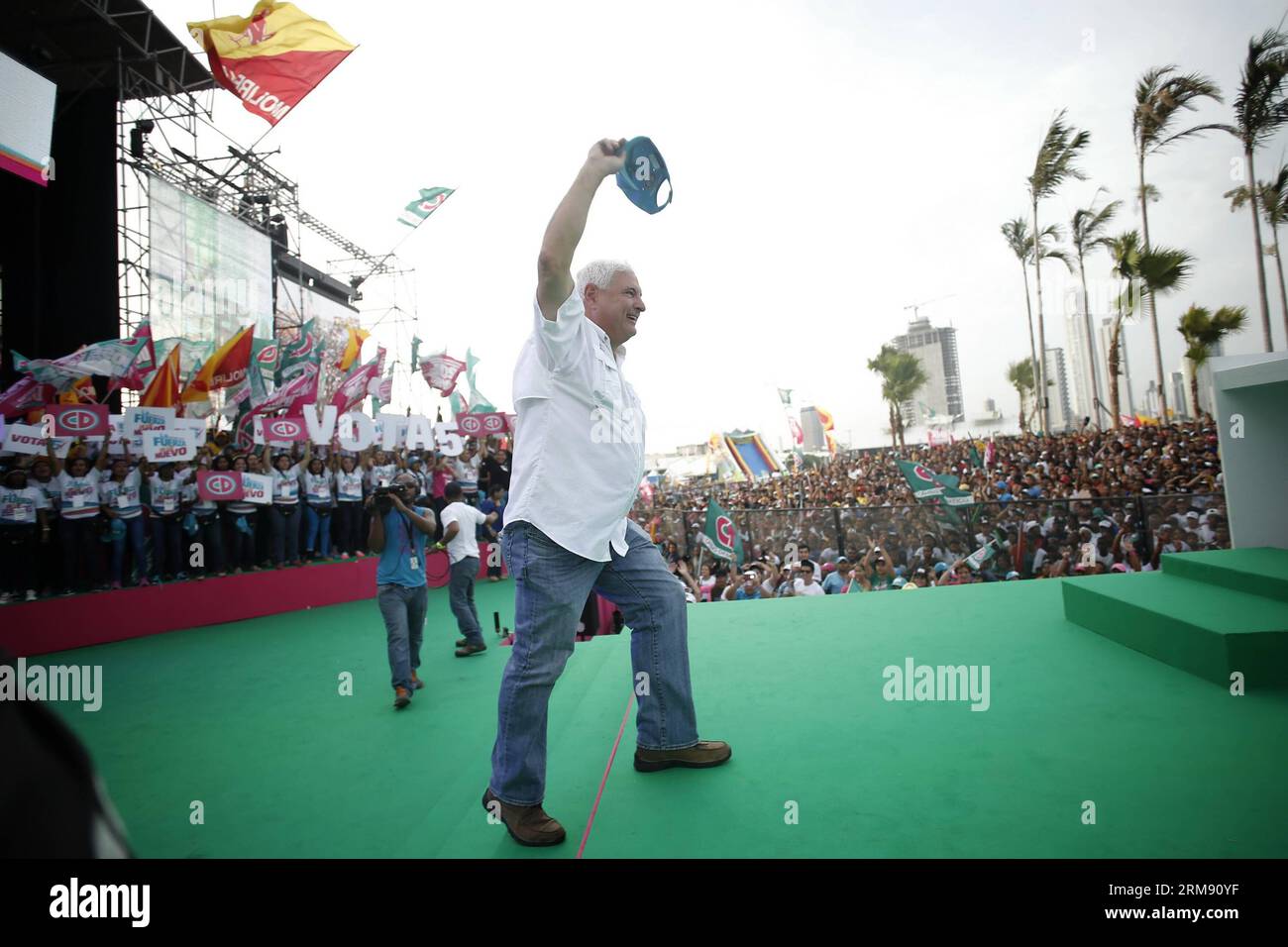 (140502) -- PANAMA CITY, (Xinhua) -- Panamanian President Ricardo Martinelli takes part in the closing campaign event of Jose Domingo Arias, presidential candidate for the Democratic Change Party in Panama City, capital of Panama, on May 1, 2014. Panama will hold its general elections to choose the next President on May 4, 2014. (Xinhua/Mauricio Valenzuela) (vf) (sp) PANAMA-PANAMA CITY-POLITICS-ELECTIONS PUBLICATIONxNOTxINxCHN   Panama City XINHUA Panamanian President Ricardo Martinelli Takes Part in The CLOSING Campaign Event of Jose Domingo Arias Presidential Candidate for The Democratic Cha Stock Photo
