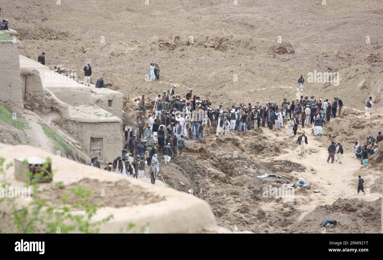 (140504) -- BADAKHSHAN,  (Xinhua) -- People search dead bodies of victims after a landslide in Badakhshan, Afghanistan, May 3, 2014. A massive landslide hit a village in northern Afghan Badakhshan province on Friday, causing heavy casualties, but the exact number of deaths and injuries remained unknown Saturday as officials here released contradictory numbers. (Xinhua/Ahmad Massoud) AFGHNAISTAN-BADAKHSHAN-LANDSLIDE PUBLICATIONxNOTxINxCHN   Badakhshan XINHUA Celebrities Search Dead Bodies of Victims After a landslide in Badakhshan Afghanistan May 3 2014 a Massive landslide Hit a Village in Nort Stock Photo