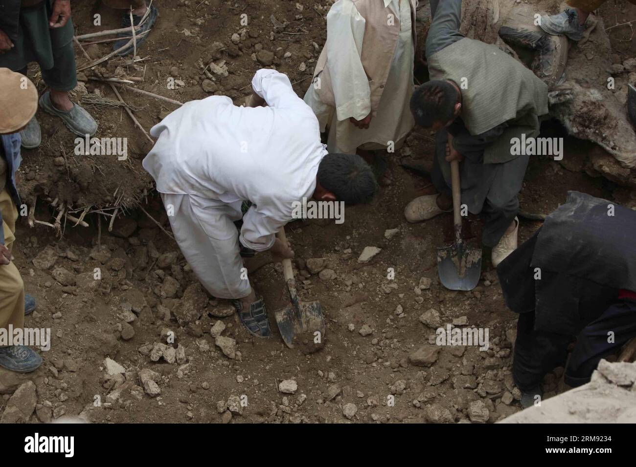 (140504) -- BADAKHSHAN,  (Xinhua) -- People search dead bodies of victims after a landslide in Badakhshan, Afghanistan, May 3, 2014. A massive landslide hit a village in northern Afghan Badakhshan province on Friday, causing heavy casualties, but the exact number of deaths and injuries remained unknown Saturday as officials here released contradictory numbers. (Xinhua/Ahmad Massoud) AFGHNAISTAN-BADAKHSHAN-LANDSLIDE PUBLICATIONxNOTxINxCHN   Badakhshan XINHUA Celebrities Search Dead Bodies of Victims After a landslide in Badakhshan Afghanistan May 3 2014 a Massive landslide Hit a Village in Nort Stock Photo