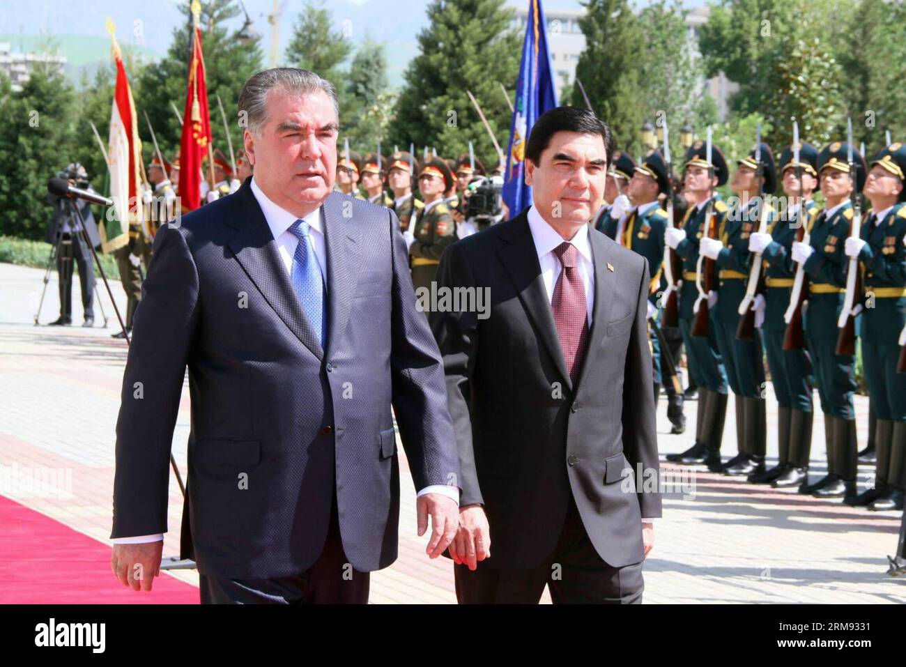 (140505) -- DASHANBE, May 5, 2014 (Xinhua) -- Turkmen President Gurbanguly Berdimuhamedov (R) reviews an honour guard with his Tajik counterpart Emomali Rahmon in Dushanbe, Tajikistan, May 5, 2014. Turkmen President Gurbanguly Berdimuhamedov arrived in Dushanbe on Monday for a two-day state visit. (Xinhua) TAJIKISTAN-TURKMENISTAN-POLITICS-VISIT PUBLICATIONxNOTxINxCHN   May 5 2014 XINHUA Turkmen President Gurbanguly Berdimuhamedov r Reviews to Honour Guard With His Tajik Part Emomali Rahmon in Dushanbe Tajikistan May 5 2014 Turkmen President Gurbanguly Berdimuhamedov arrived in Dushanbe ON Mond Stock Photo