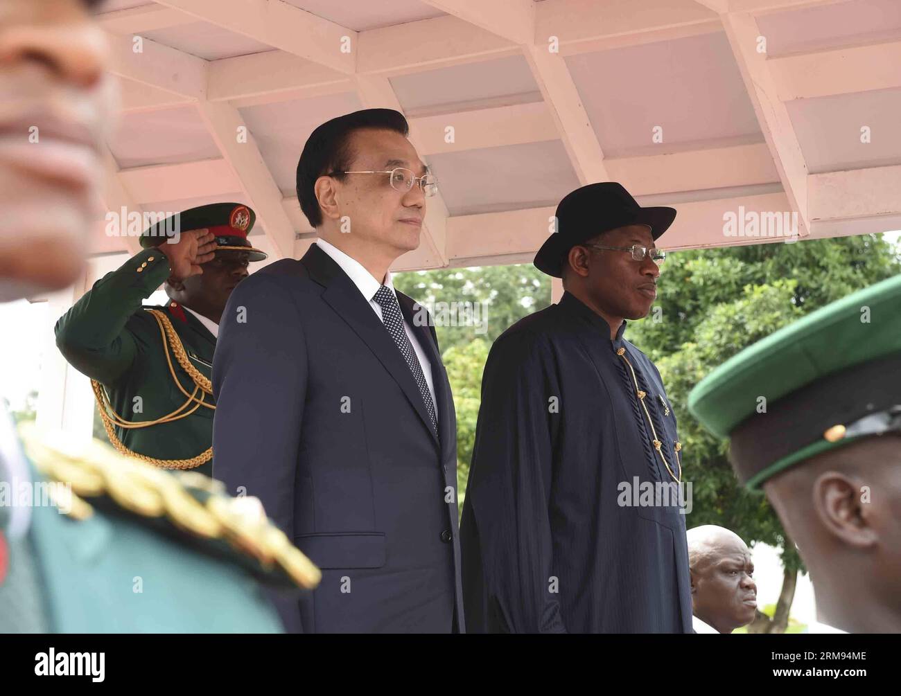 (140507) -- ABUJA, May 7, 2014 (Xinhua) -- Chinese Premier Li Keqiang (L) attends a welcoming ceremony held by Nigerian President Goodluck Jonathan in Abuja, Nigeria, May 7, 2014. (Xinhua/Li Xueren) (mp) NIGERIA-CHINA-LI KEQIANG-GOODLUCK JONATHAN-WELCOMING CEREMONY (CN) PUBLICATIONxNOTxINxCHN   Abuja May 7 2014 XINHUA Chinese Premier left Keqiang l Attends a Welcoming Ceremony Hero by Nigerian President Goodluck Jonathan in Abuja Nigeria May 7 2014 XINHUA left Xueren MP Nigeria China left Keqiang Goodluck Jonathan Welcoming Ceremony CN PUBLICATIONxNOTxINxCHN Stock Photo