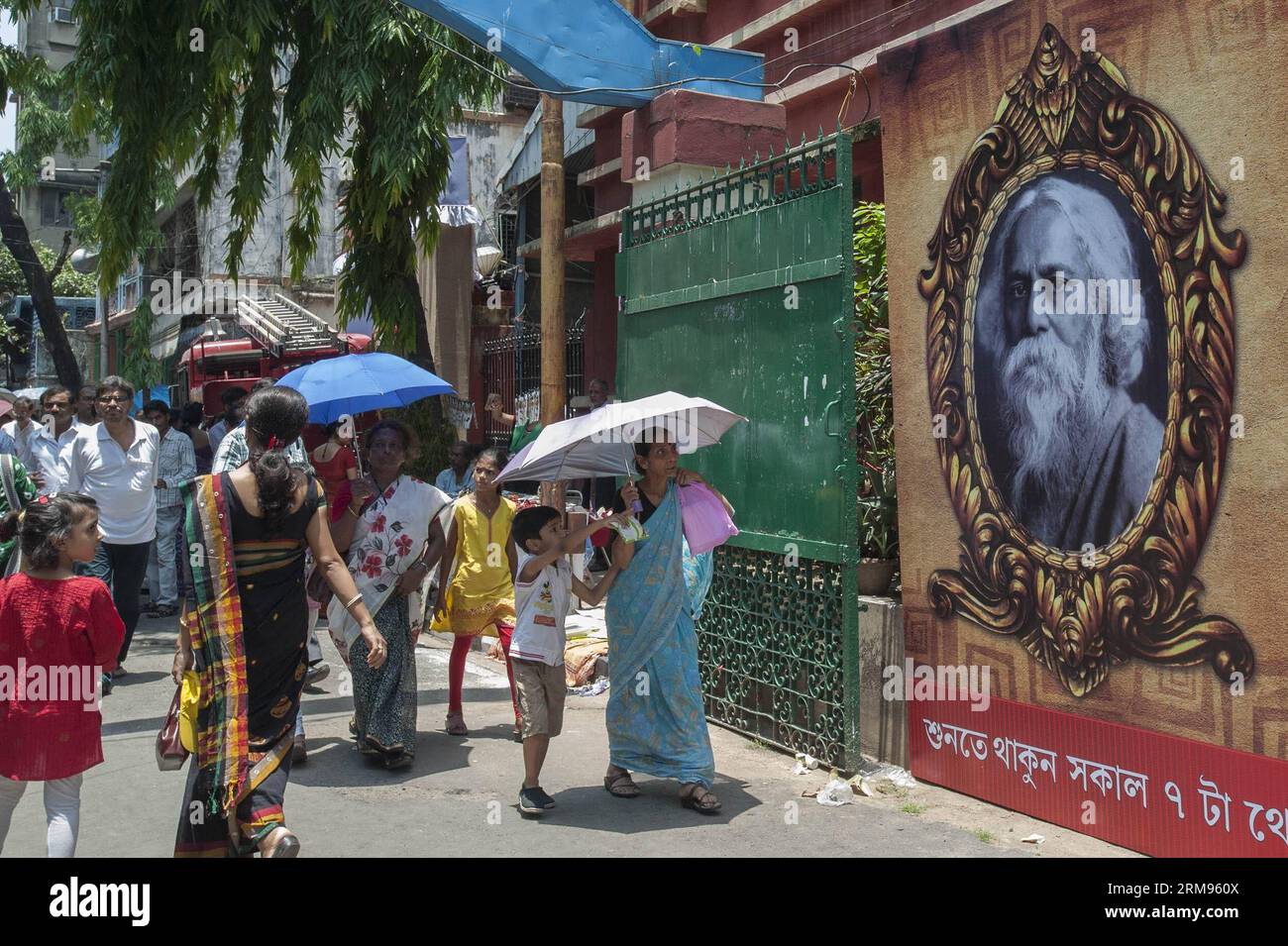 (140509) -- CALCUTTA, May 9, 2014 (Xinhua) -- Visitors pass a photo of Rabindranath Tagore as they enter the Nobel laureate s house during a celebration of Tagore s birth anniversary in Calcutta, east of India on May 9, 2014. (Xinhua Photo/Tumpa Mondal) (lmz) INDIA-TAGORE-ANNIVERSARY PUBLICATIONxNOTxINxCHN   Calcutta May 9 2014 XINHUA Visitors Passport a Photo of Rabindranath Tagore As They Enter The Nobel Laureate S House during a Celebration of Tagore S Birth Anniversary in Calcutta East of India ON May 9 2014 XINHUA Photo Tumpa Mondal  India Tagore Anniversary PUBLICATIONxNOTxINxCHN Stock Photo