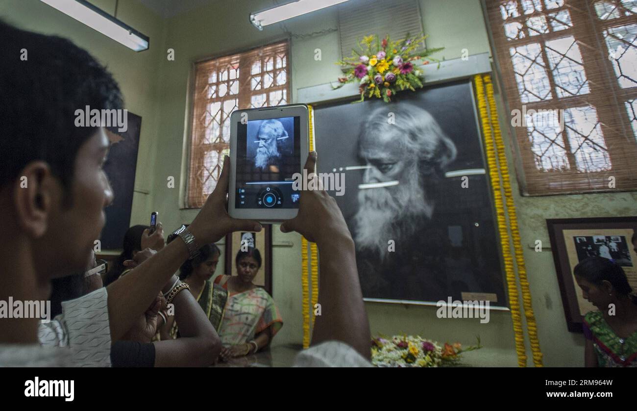 (140509) -- CALCUTTA, May 9, 2014 (Xinhua) -- A visitor takes a photo of a portrait of Rabindranath Tagore in the Nobel laureate s house during a celebration of Tagore s birth anniversary in Calcutta, east of India on May 9, 2014. (Xinhua Photo/Tumpa Mondal) (lmz) INDIA-TAGORE-ANNIVERSARY PUBLICATIONxNOTxINxCHN   Calcutta May 9 2014 XINHUA a Visitor Takes a Photo of a Portrait of Rabindranath Tagore in The Nobel Laureate S House during a Celebration of Tagore S Birth Anniversary in Calcutta East of India ON May 9 2014 XINHUA Photo Tumpa Mondal  India Tagore Anniversary PUBLICATIONxNOTxINxCHN Stock Photo