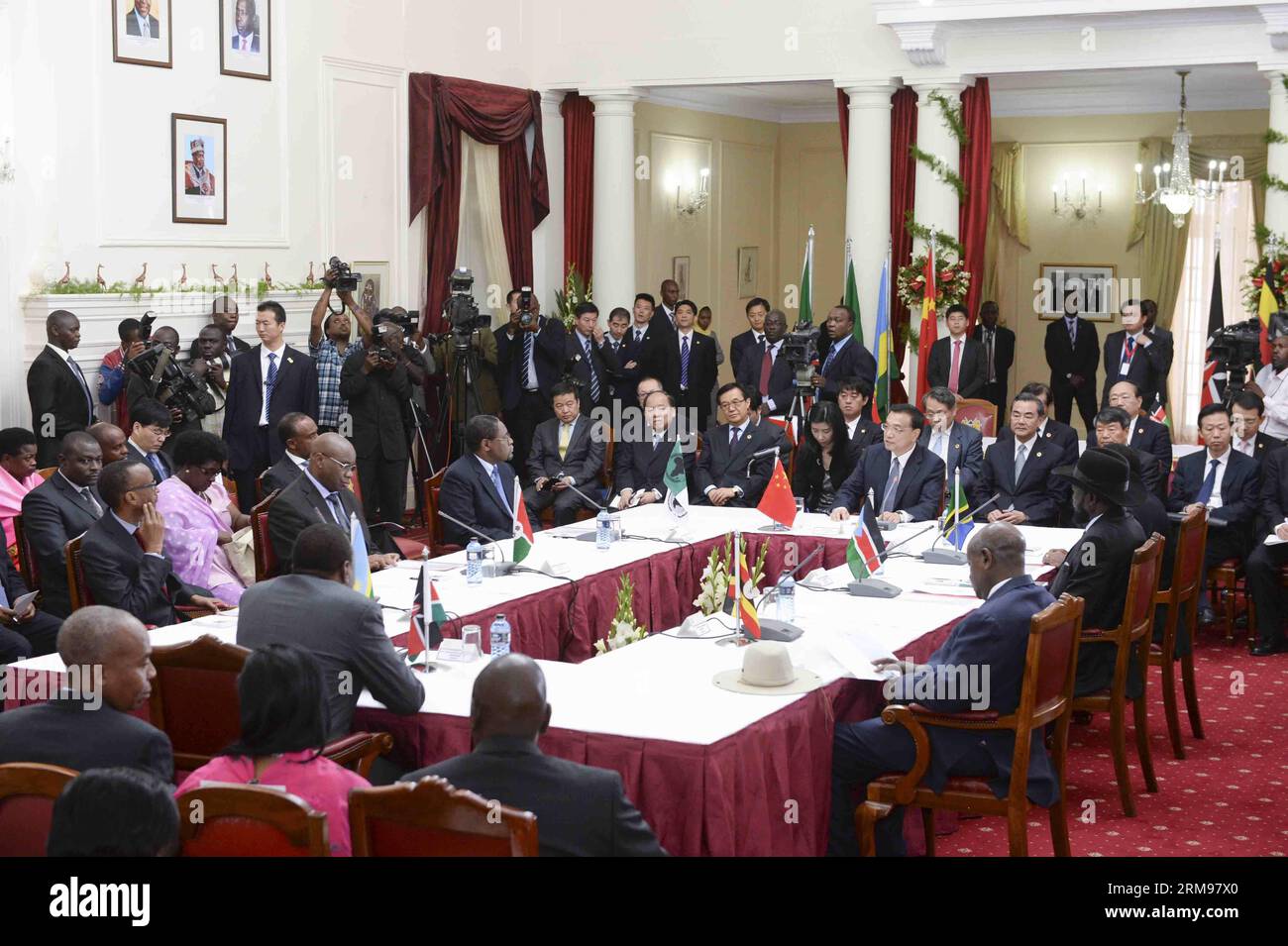 (140511) -- NAIROBI, May 11, 2014 (Xinhua) -- Chinese Premier Li Keqiang attends the signing ceremony of the Mombasa-Nairobi railway agreement with Kenyan President Uhuru Kenyatta, Ugandan President Yoweri Museveni, Rwandan President Paul Kagame, and South Sudan s President Salva Kiir, as well as representatives from Tanzania, Burundi and African Development Bank, at the State House in Nairobi, Kenya, May 11, 2014. (Xinhua/Li Xueren) (zgp) KENYA-CHINA-LI KEQIANG-RAILWAY AGREEMENT-SIGNING PUBLICATIONxNOTxINxCHN   Nairobi May 11 2014 XINHUA Chinese Premier left Keqiang Attends The Signing Ceremo Stock Photo