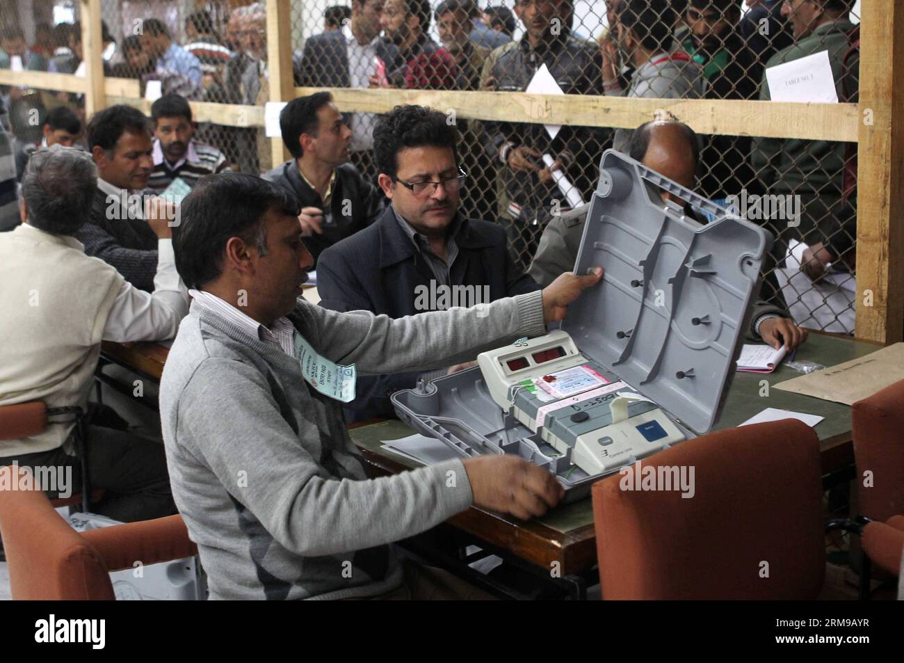 (140516) -- SRINAGAR, May 16, 2014 (Xinhua) -- An Indian election official opens an electronic voting machine during counting of votes at a counting station in Srinagar, summer capital of Indian-controlled Kashmir, May 16, 2014. Indian election officials began counting votes following the country s massive parliamentary election on Friday morning. The Election Commission was expected to announce the results later in the day. (Xinhua/Javed Dar) KASHMIR-SRINAGAR-INDIAN GENERAL ELECTIONS PUBLICATIONxNOTxINxCHN   Srinagar May 16 2014 XINHUA to Indian ELECTION Official Opens to Electronic Voting Ma Stock Photo