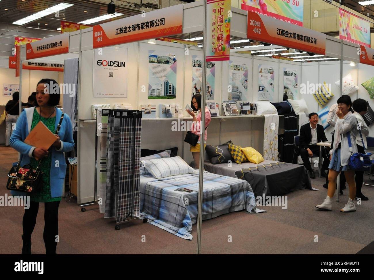 (140520) -- OSAKA, May 20, 2014 (Xinhua) -- Clients visit the 18th China Jiangsu Commodities Exhibition in Osaka, Japan, May 20, 2014. The 3-day event opened here Tuesday. The exhibition displayed products including clothes, home fabrics and handicrafts, attracting about 170 firms from Jiangsu Province in east China. (Xinhua/Ma Xinghua) (dzl) JAPAN-OSAKA-CHINA-COMMODITIES EXHIBITION PUBLICATIONxNOTxINxCHN   Osaka May 20 2014 XINHUA clients Visit The 18th China Jiangsu Commodities Exhibition in Osaka Japan May 20 2014 The 3 Day Event opened Here Tuesday The Exhibition displayed Products includi Stock Photo