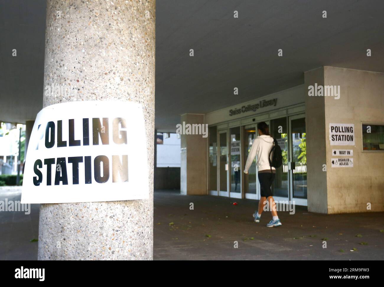 (140522) -- LONDON, May 22, 2014 (Xinhu a) -- A resident walks past a polling station in London, Britain, May 22, 2014. European parliamentary elections kicked off on Thursday. (Xinhua/Yin Gang) BRITAIN-LONDON-EUROPEAN PARLIAMENT ELECTIONS PUBLICATIONxNOTxINxCHN   London May 22 2014 Xinhu a a Resident Walks Past a Polling Station in London Britain May 22 2014 European Parliamentary Elections kicked off ON Thursday XINHUA Yin Monitoring Britain London European Parliament Elections PUBLICATIONxNOTxINxCHN Stock Photo