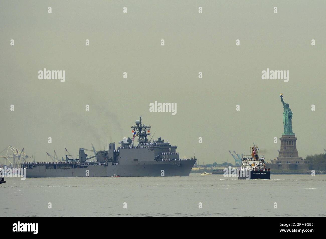 NEW YORK, (Xinhua) -- The USS Oak Hill passes the Statue of Liberty during the parade of fleet week, in New York, the United States, on May 21, 2014. (Xinhua/Wang Lei) US-NEW YORK-FLEET WEEK-SHIPS PARADE PUBLICATIONxNOTxINxCHN   New York XINHUA The USS Oak Hill Pass The Statue of Liberty during The Parade of Fleet Week in New York The United States ON May 21 2014 XINHUA Wang Lei U.S. New York Fleet Week Ships Parade PUBLICATIONxNOTxINxCHN Stock Photo