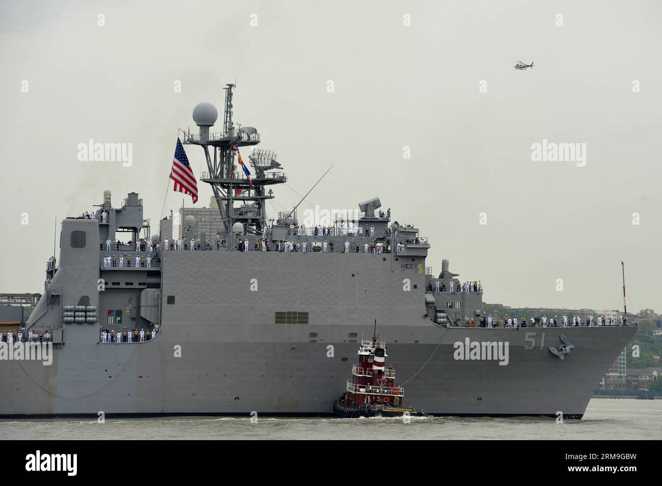 NEW YORK, (Xinhua) -- The USS Oak Hill sails up the Hudson River during the parade of fleet week, in New York, the United States, on May 21, 2014. (Xinhua/Wang Lei) US-NEW YORK-FLEET WEEK-SHIPS PARADE PUBLICATIONxNOTxINxCHN   New York XINHUA The USS Oak Hill SAILS up The Hudson River during The Parade of Fleet Week in New York The United States ON May 21 2014 XINHUA Wang Lei U.S. New York Fleet Week Ships Parade PUBLICATIONxNOTxINxCHN Stock Photo