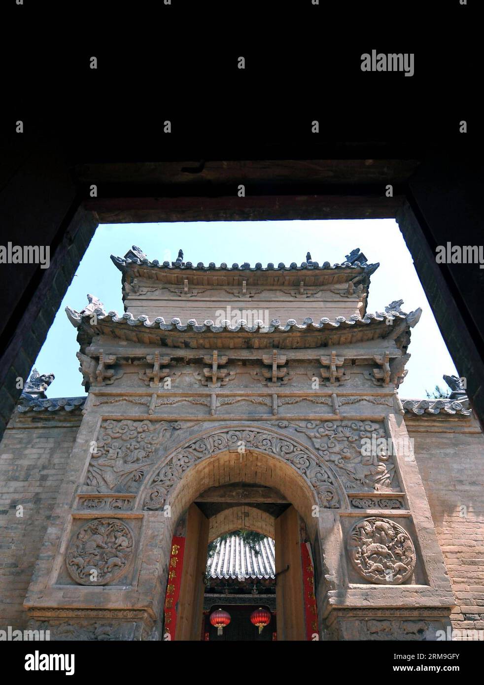 (140523) -- ZHENGZHOU, May 23, 2014 (Xinhua) -- Photo taken on May 23, 2010 shows the stone relief on the main gate of the Anguo Temple, which was first established during the Sui Dynasty (581-618 AD), in Licun Township of Shanxian County, central China s Henan Province. A large number of architectural sculptures have been preserved in historical sites of Henan, which is one of the cradles of the Chinese civilization. Many of the sculptures, created from stones, bricks, or wood, were used as building parts of residences, shrines and memorial archways, among other architecture types. Underlinin Stock Photo